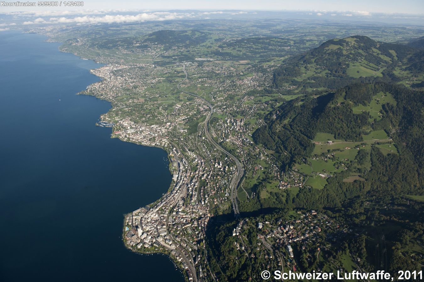 Lavaux (Überblick): Grosse Siedlung unten am Bildrand: Montreux (Position: 2'559'507.23, 1'142'456.58). Östlich davon (unten): Glion mit Bahn zum 'Rochers-de-Naye'. Weiter westwärts am See: Clarens, dann La Tour-de-Peilz, danach Vevey. Grosse Siedlung Bildmitte: St. Légier-La Chiésaz. Hügel Bildmitte rechts: 'Le Cubly', dahinter weiter nordwärts: 'Les Pléiades'